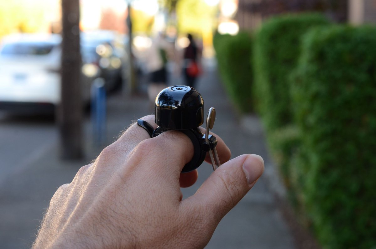 Voor hardlopers op drukke wegen is er nu Runbell, een fietsbel voor aan de wijsvinger die anderen waarschuwt tot op tien meter afstand. deingenieur.nl/artikelen/veil…
