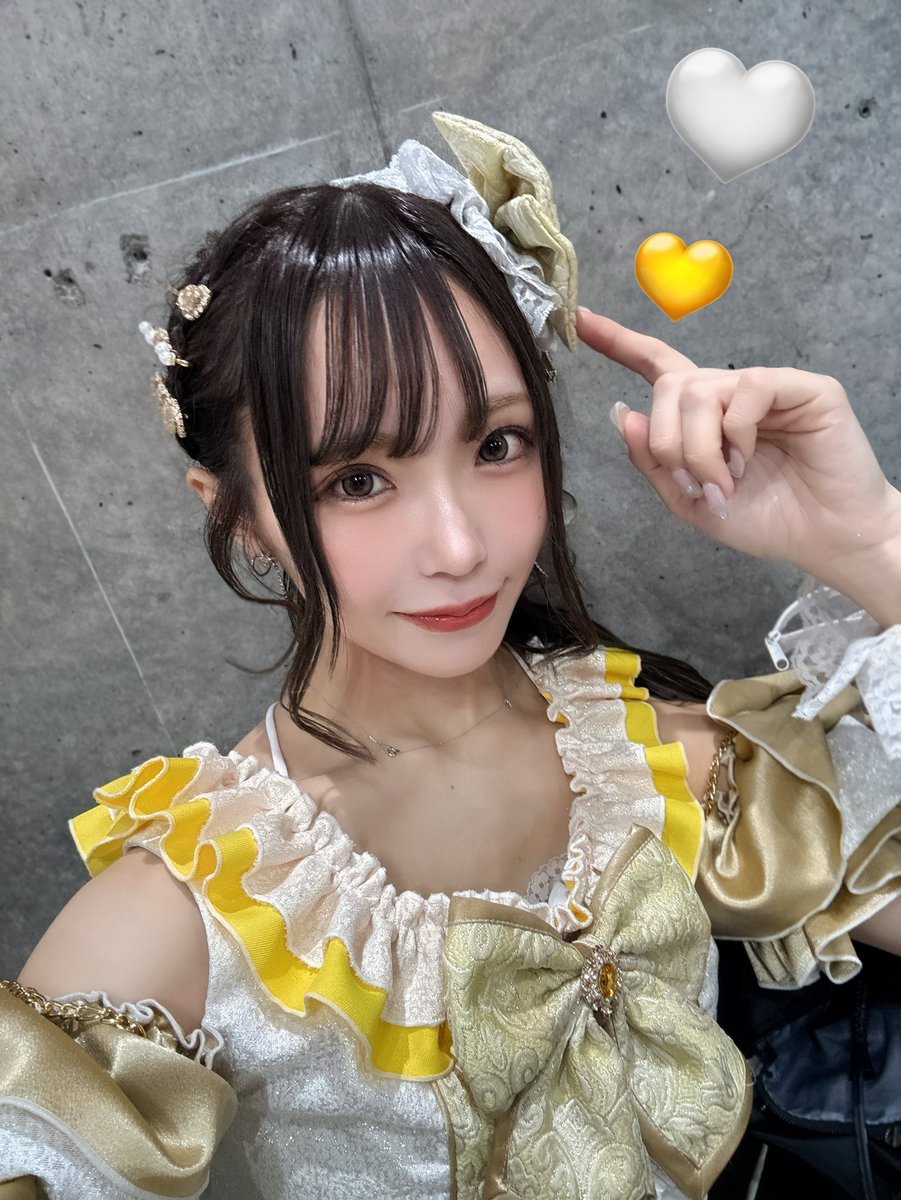 alice_idolclass's tweet photo. 本日もライブでした~💛🤍

昨日配信でみんなと髪型決めたやつをちゃんとやったよぉ🫶🏻ポニーテールで触角はあんまり巻かないやーつ😌

今日もライブが楽しすぎました🫶🏻
ライブの時に目が合うと、ファンの方が喜んでるくれるのと同じくらい、私もステージで目があうと嬉しいくて、すごくテンション上がるよぉ~！
年末の貴重なおやすみを使って会いにきてくれて本当にありがとう🥹🫶🏻ほんとうに嬉しいね₍˄·͈༝·͈˄₎◞ ̑̑

明日は３日目！！ぱんぷるちゃんとのシャッフルユニットライブ！自分のシャッフルチームも楽しみだし、他のチームのパフォーマンスもワクワクしてる🫶🏻
ONE5みんなで盛り上げるのでぜひお待ちしています🔥

このあと19:00〜は
ましろちゃんのソロライブ🩵
楽しみましょう~♡(❁´◡`❁)！！！
