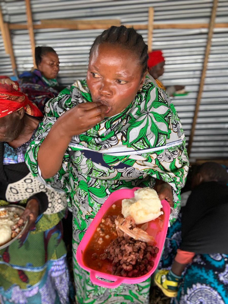 Noël avec l'ONG Bon Dieu dans la rue @_BDRint_RDC au site Baraka, un moment inoubliable avec les familles victimes de guerre. Ces derniers ont reçu des vêtements et chaussures, suivi des danses et un bon repas partagé.
 Merci à toute l'équipe #_ BDRint_ .

 @_BDRint_RDC