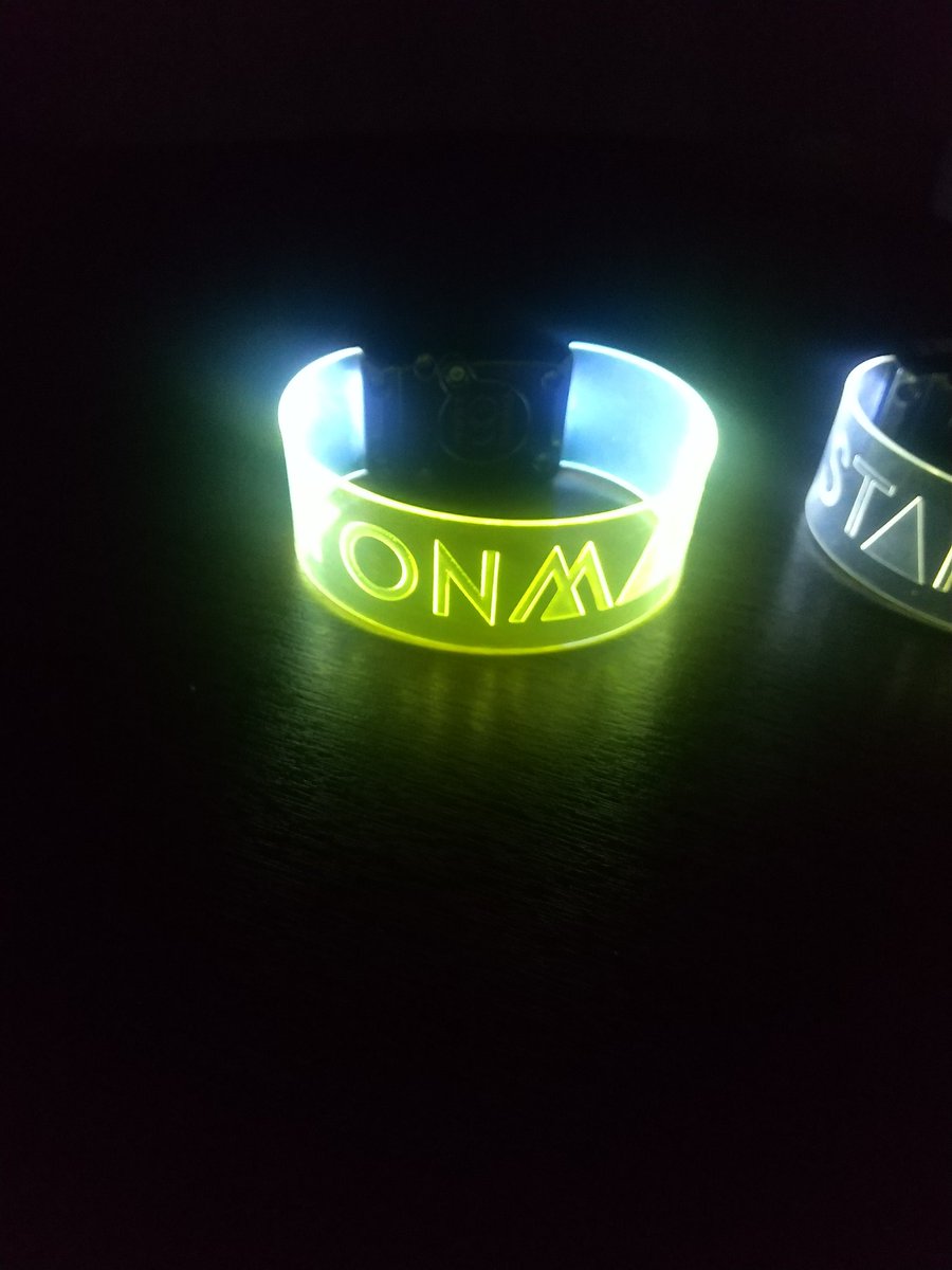 ＹＯＮＭＡＲＵのマグネットライト
電池交換して点灯してみたら、、、

バンドのとこ黄ばんでて黄色い光になっちゃうんですけど!

これ、会場で注意されないかなぁ、、
改造したわけじゃないから見逃してくれるかな。。

#FANKS_inside
#TMNETWORK
#マグネットライト