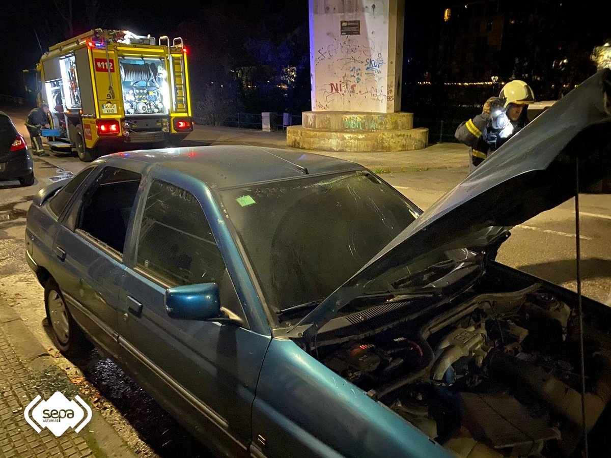 BomberosAstur's tweet image. Quema el motor de un vehículo en la calle Los Llerones en Sama de #Langreo. Sin afectados. Bomberos del #SEPA  de #SMRA cortaron la batería para poder apagar el motor y procedieron a la extinción. Aviso @112Asturias a las 00.09 h. En base tras la intervención a las 01.06 h.