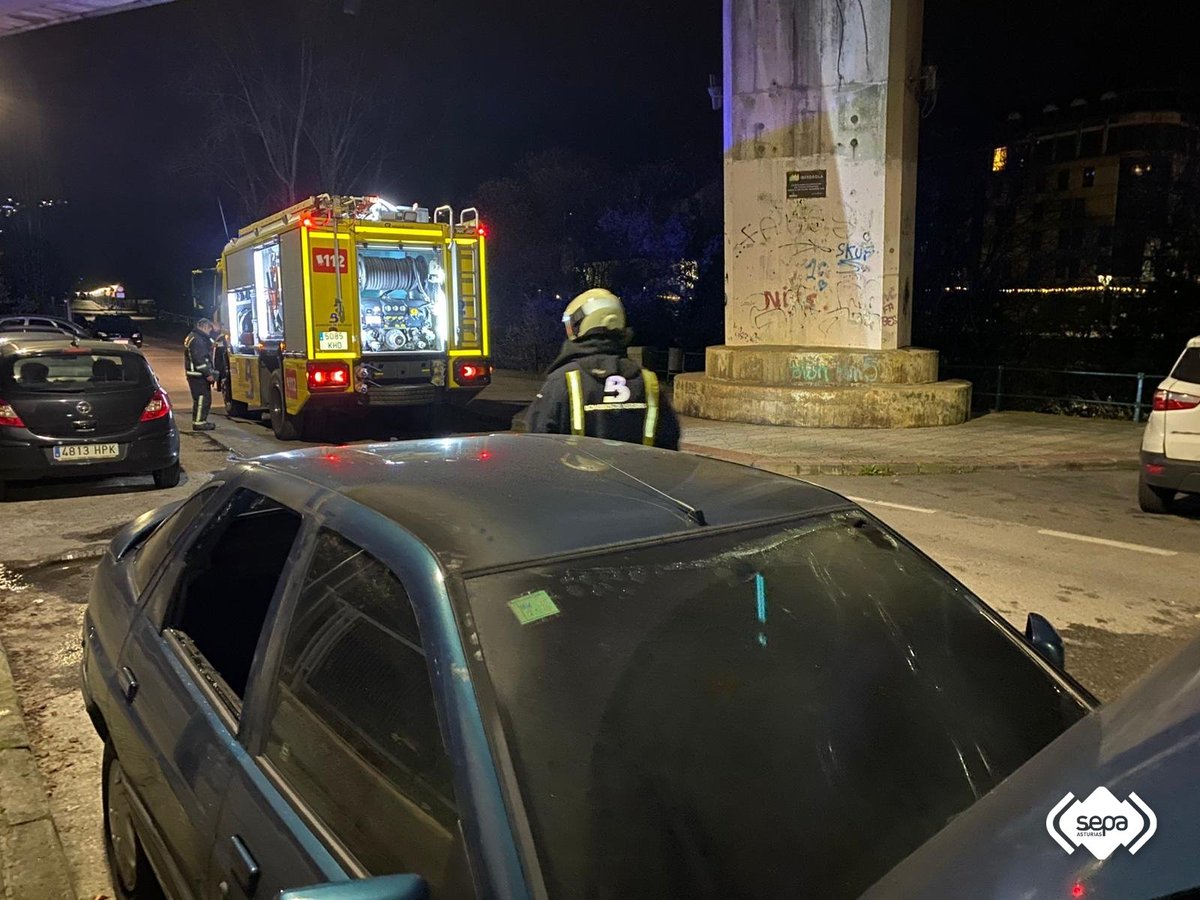 BomberosAstur's tweet image. Quema el motor de un vehículo en la calle Los Llerones en Sama de #Langreo. Sin afectados. Bomberos del #SEPA  de #SMRA cortaron la batería para poder apagar el motor y procedieron a la extinción. Aviso @112Asturias a las 00.09 h. En base tras la intervención a las 01.06 h.