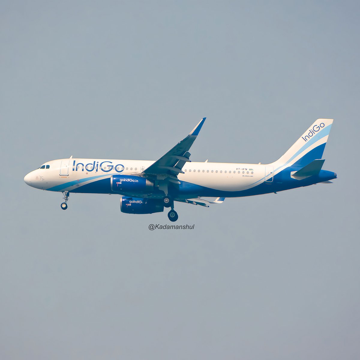 VishalJolapara's tweet image. First photo of the historic inaugural commercial airline flight (non-revenue) @IndiGo6E 9165 from Mumbai (BOM) to Navi Mumbai (NMI) piloted by Capt. Karan Sahgal & Capt. Rahul Jain on finals for runway 26L by the one & only @KadamAnshul