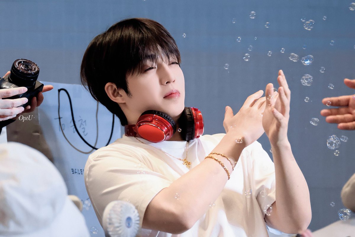 cheol getting startled by the bubbles 😭😭😭

cr optuscoups