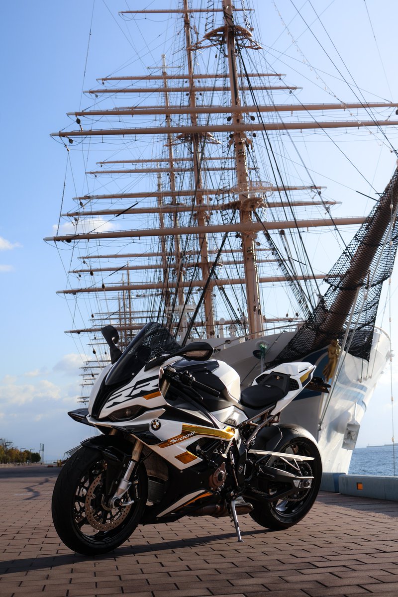 MsFactory_wrap's tweet image. BMW S1000RR ステッカー制作、フルラッピング完成しました✨️

白金になって、ウィングも着いて最高にかっこ良い🤭