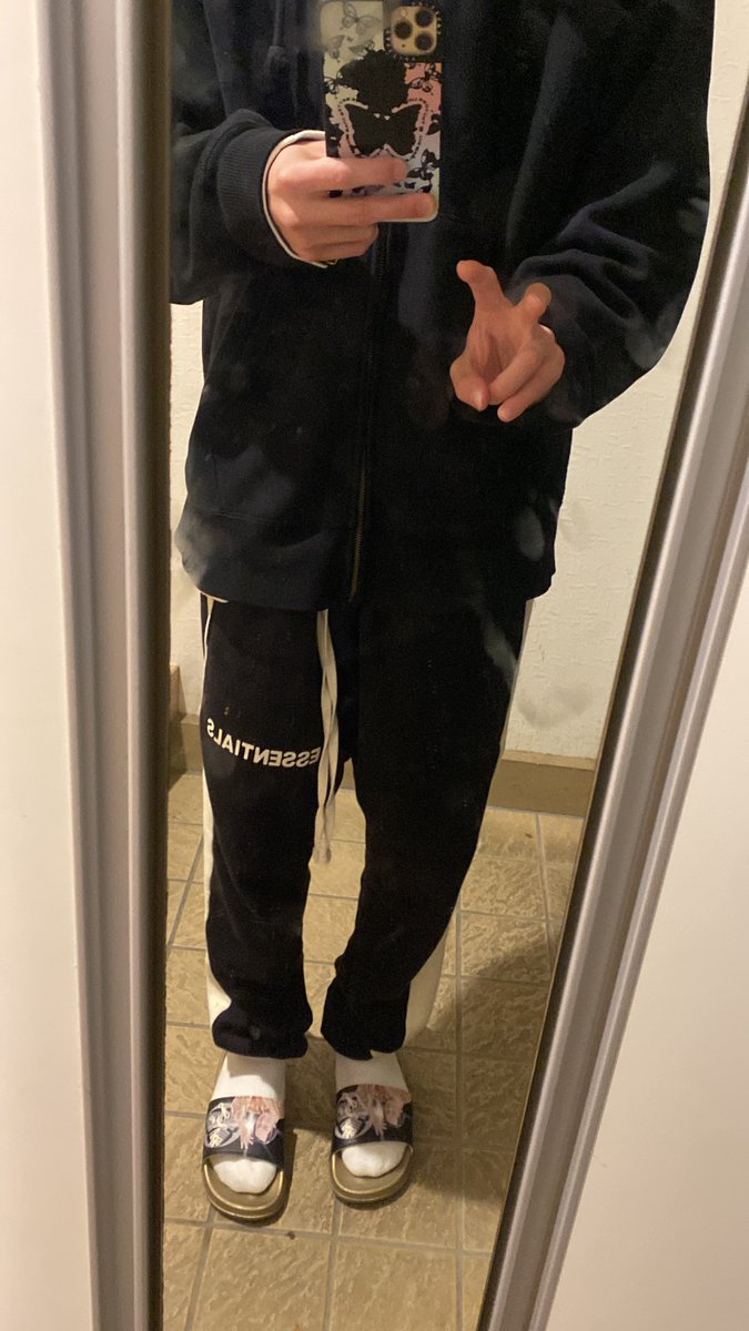 RRemuun's tweet photo. 俺ガチ金ないから今年冬入ってから永遠一緒の服装なう。
#ユニクロのパーカー以外全部貰い物
#iPhoneケースメルカリで300円で買った
#サンダルUFOキャッチャーで200円で取った
#はぴちゃんの乞食日記 https://t.co/Ra4IaJro0h