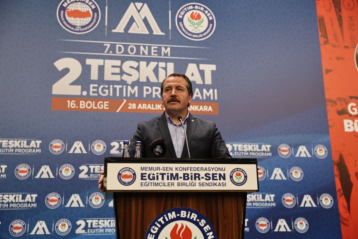 _aliyalcin_'s tweet photo. “Akademik Zam” Zorunluluktur

Akademik personelin ücretleri yetersizdir. Akıl teri döken akademik personelin ücretleri yaptıkları işle orantılı olmalıdır.

Kamuda ücret, ünvan, yetki, sorumluluk, istihdam türü boyutuyla çalışanların durumunu yeniden gözden geçirmeye ihtiyaç var. Kamu personel sistemindeki skala bozuklukları daha fazla büyümeden hassas bir çalışma gerekiyor. Toplu Sözleşme sistemini bypas eden girişimler yerine masayı daha öne çıkaran anlayış benimsenmelidir.

2025 Ağustos ayında 8.Dönem Toplu  Sözleşme var. Kamuda ücret adaleti için yine bir çok başlığı masaya taşıyacağız.

Kamu görevlilerimizin gündemini meşgul eden konular çözüme, çalışanlar çalışma barışına ve iş huzuruna kavuşturulmalıdır.
▪️Kamu görevlilerinin aldığı tüm ücretlerin emekli keseneğine tabi tutulması ve emekli olduklarında sefalet ücretine mecbur bırakılmaması,
▪️’Akademik Zam’mım gündeme alınması,
▪️ 1.Dereceye 3600 Ek Göstergenin verilmesi,
▪️Teknik Hizmetler Sınıfının Sorunları ve Mühendislik Meslek Kanununun çıkarılması,
▪️Disiplin cezalarının affı, 
▪️Üniversite İdari Personelinin Yer Değişikliği Hakkının tamamlanması, 
▪️Yardımcı Hizmetler Sınıfı’nın Genel İdare Hizmetler Sınıfı’na geçirilmesi 
▪️2016 yılından sonra göreve başlayanlara ilave 1 derece verilmesi,
▪️Sözleşmeli Koruma ve Güvenlik Görevlilerinin Ek Ödemeleri, 
▪️Ayniyat Saymanlarının Özel Hizmet Tazminatının Ödenmesi, 
▪️Yiyecek Yardımı ve Harcıraha İlişkin Çalışmanın tamamlanması, 
▪️4c’den 4b’ye geçen personelin zorunlu emeklilik dayatmasının kaldırılması,
▪️Memura Bayram İkramiyesi verilmesi,
▪️Personel alımında ve diğer sınavlarda mülakatların kaldırılması, 
▪️Kamu personel sisteminin güncellenmesi, 
▪️Doğum sonrası yarım zamanlı çalışma yönetmeliğinin çıkarılması, analık izni sürelerinin artırılması, kamu kurumlarındaki kreş uygulamasının yaygınlaştırılması ve daha bir çok başlık ötelenmemeli, bir an önce çalışmalar başlatılarak teker teker çözülmelidir.
