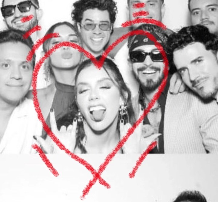 dearestkkps's tweet photo. tantas personas y yo solo te veo a ti 💗 https://t.co/aJ8zbA5z4g