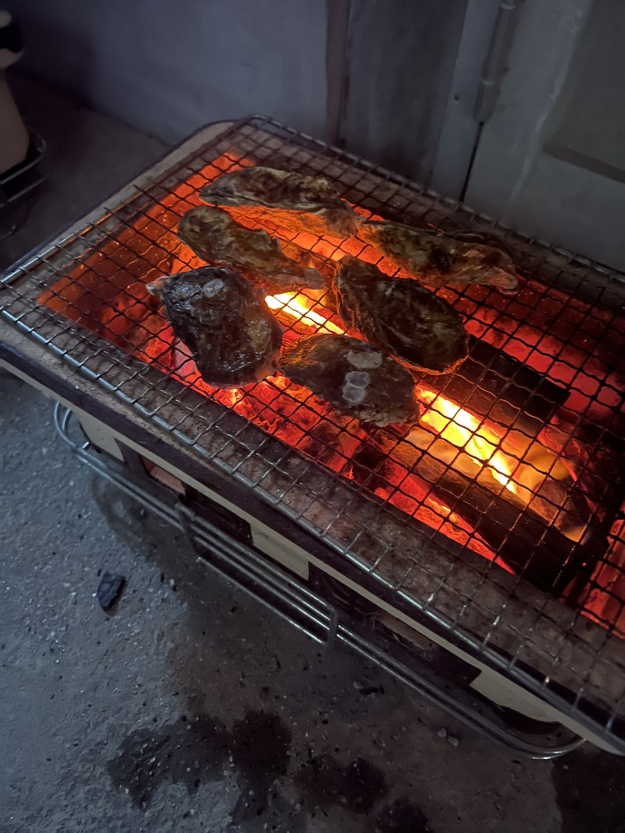 higemon_8's tweet photo. 炭で焼く牡蠣がいちばん美味い🦪 https://t.co/52SwS6rLCq