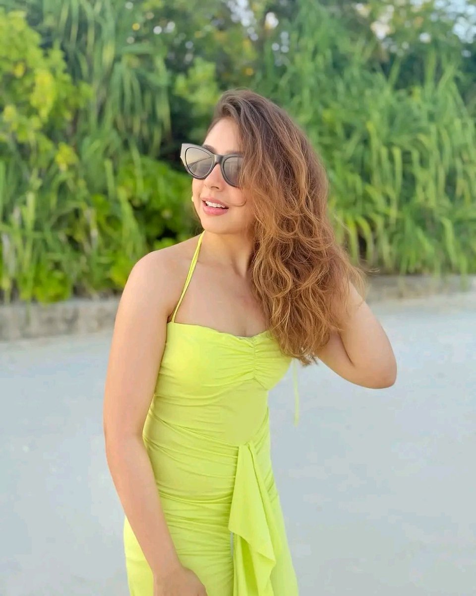 Voice_kavyaa's tweet image. Niti Taylor at Maldives vacation😍☀️🌈
.
.
.
#nititaylor #maldives #vacation #hotlook #trendingpost 
#tvactress #tvshow #prettygirl #island #beautiful #celebrityface