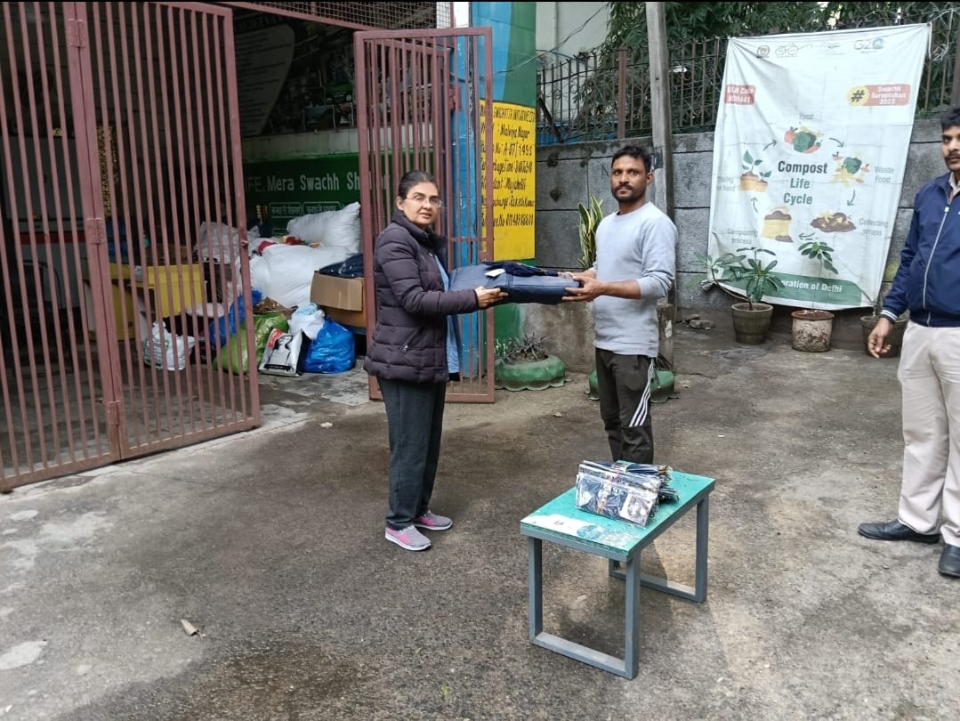SBM_MCD's tweet photo. MCD @DCSOUTHZONE with Brand Ambassador Dr Ruby Makhija supported by Navjiwan Vihar residents & RWA distributed thermals,jackets,woolen sweaters, socks & caps to garbage collectors, cleaners&staff
#ControlAirPollution
@SwachhBharatGov
@LtGovDelhi
@AAPMaheshkhichi
@AshwaniKumar_92 https://t.co/7vVD5E0OYb