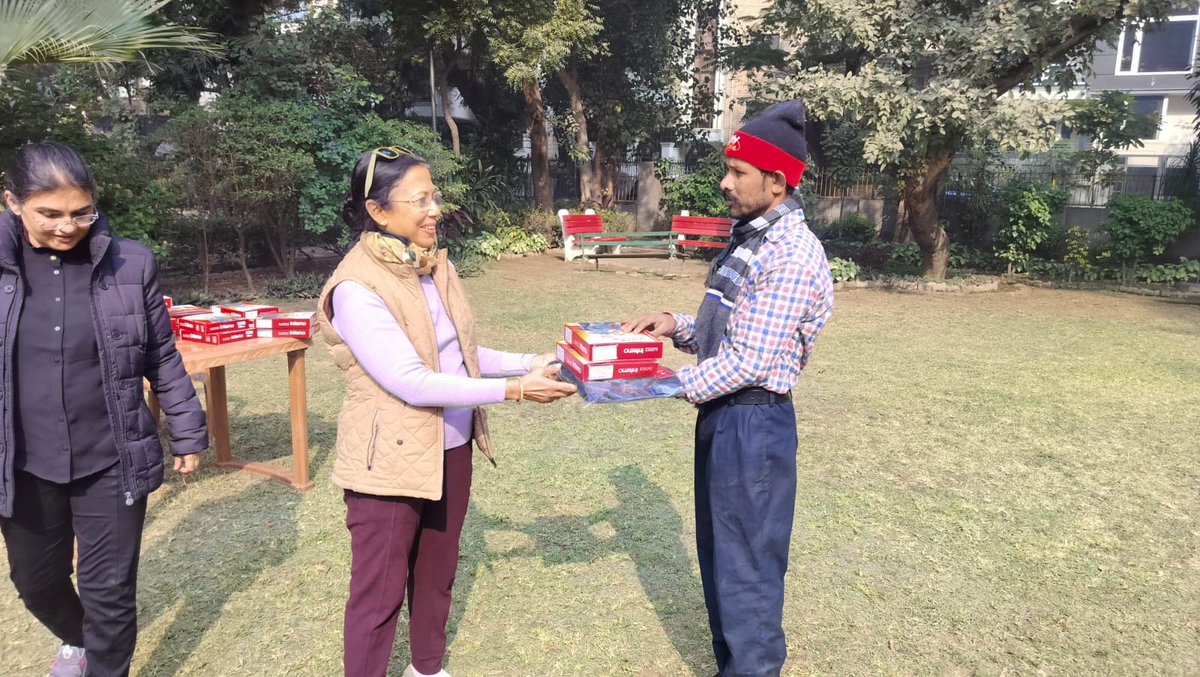 SBM_MCD's tweet photo. MCD @DCSOUTHZONE with Brand Ambassador Dr Ruby Makhija supported by Navjiwan Vihar residents & RWA distributed thermals,jackets,woolen sweaters, socks & caps to garbage collectors, cleaners&staff
#ControlAirPollution
@SwachhBharatGov
@LtGovDelhi
@AAPMaheshkhichi
@AshwaniKumar_92 https://t.co/7vVD5E0OYb