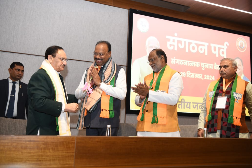 cbawankule's tweet photo. मनःपूर्वक आभार!!
कायम ऋणात राहीन..!!

भारतीय जनता पार्टीच्या संघटन पर्व अभियानाच्या केंद्रीय कार्यशाळेला नवी दिल्ली येथे  केंद्रीय कार्यालयात सुरूवात झाली. यावेळी राष्ट्रीय अध्यक्ष आदरणीय श्री.@JPNadda जी यांनी महाराष्ट्रातील अभूतपूर्व यशाबद्दल माझे अभिनंदन आणि कौतुक केले. हा क्षण मला प्रचंड आनंद देणारा ठरला.

देशभरातील सर्व राज्यांच्या प्रदेश अध्यक्ष, प्रदेश प्रभारी, संघटांन मंत्री व प्रमुख पदाधिकारी व केंद्रीय पदाधिकारी यांच्यावतीने अभिनंदन आणि कौतुक करण्यात येत असल्याचे शब्द आदरणीय नड्डाजी यांनी उच्चारताच माझ्यातील कार्यकर्ता सुखावला.

आजचा हा क्षण माझ्यासाठी अभिमानाचा तर आहेच आहे, पण पार्टीने माझ्यासारख्या सामान्य कार्यकर्त्यांवर टाकलेला विश्वास सार्थ ठरवणारा, पार्टी नेतृत्वाने दिलेल्या दायित्वाची पूर्णतः करणारा.. फलश्रुती असलेला आहे.आपल्या सर्वांचे प्रेरणास्त्रोत, युगपुरुष, विश्वगौरव, देशाचे यशस्वी प्रधानमंत्री आदरणीय श्री.@narendramodi जी यांचे मी मन:पूर्वक आभार मानतो.

यावेळी माझ्या डोळ्यांसमोर विजयाचे असंख्य शिल्पकार उभे झाले. मुख्यमंत्री आदरणीय श्री. @Dev_Fadnavis जी यांच्या चेहऱ्यावरील स्मित दिसले. आदरणीय देवेंद्रजींच्या कष्टाचा माझ्या आजच्या यशात खूप मोठा वाटा आहे, याची मला जाणीव आहे. मी आदरणीय श्री.देवेंद्रजींचे मनापासून आभार व्यक्त करतो.
देशाचे यशस्वी गृहमंत्री, आधुनिक भारताचे पोलादी पुरुष मा. श्री @AmitShah भाई, @BJP4India चे राष्ट्रीय अध्यक्ष, केंद्रीय मंत्री मा.जे. पी. नड्डाजी,केंद्रीय मंत्री आदरणीय @nitin_gadkari जी, भाजपा राष्ट्रीय संघटनमंत्री मा. @blsanthosh जी, राष्ट्रीय सहसंघटनमंत्री मा. @shivprakashbjp  जी यांचे मला सदैव मार्गदर्शन मिळत आले आहे. केंद्रीय मंत्री मा. @byadavbjp जी, सहप्रभारी केंद्रीय मंत्री मा. @AshwiniVaishnaw जी यांच्या नियोजनामुळे भाजपा अधिक मजबूत झाला. त्यांचे मन:पूर्वक आभार मानतो. माझ्यासमवेत यावेळी मुबई भाजपा अध्यक्ष श्री. @ShelarAshish जी यांचाही सत्कार करण्यात आला. त्यांचेही अभिनंदन.
आजचा सत्काराचा क्षण मी माझ्या मनात जपून ठेवत आहे. 
हा सन्मान मी माझ्या कार्यकर्त्यांना अर्पण करतो..

वंदे मातरम्..

#BJP #ChandrashekharBawankule #Maharashtra #Assembly #MaharashtraAssembly #NewDelhi