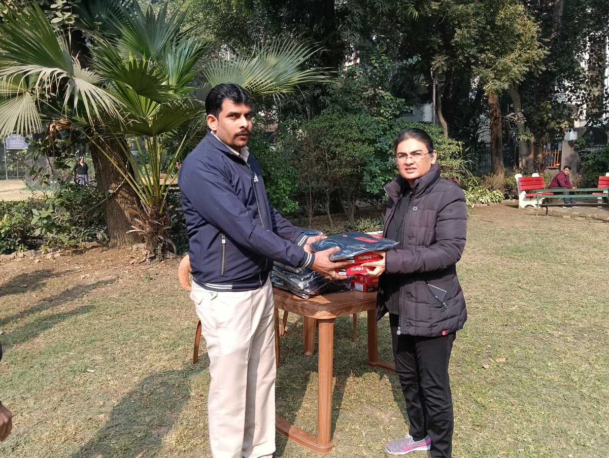 SBM_MCD's tweet photo. MCD @DCSOUTHZONE with Brand Ambassador Dr Ruby Makhija supported by Navjiwan Vihar residents & RWA distributed thermals,jackets,woolen sweaters, socks & caps to garbage collectors, cleaners&staff
#ControlAirPollution
@SwachhBharatGov
@LtGovDelhi
@AAPMaheshkhichi
@AshwaniKumar_92 https://t.co/7vVD5E0OYb