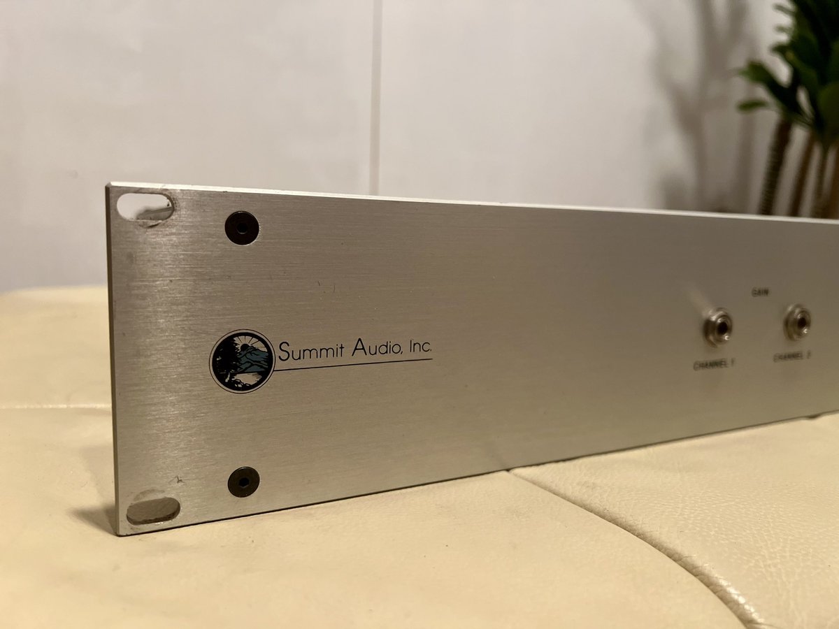 DJ_SWING_JPN's tweet photo. 本日のBirthdayギフト其の玖

Summit Audio WARM INTERFACE WI-200

世界で僅か数台しか存在しない、一部のマスタリングエンジニアの為に極少量で秘密裏に製造された幻の真空管ラインステージ/アンプ。

ただ通すだけで位相が整い2mixに立体感が出る、超入手困難な魔法の秘密兵器が新Quantum Soundに。 https://t.co/EyIzGMiYNe
