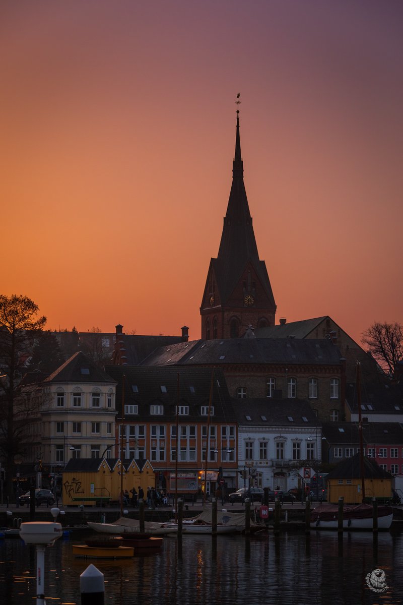 allavoro_de's tweet photo. Aus aktuellem Anlass möchte ich noch einmal darauf hinweisen, dass:

Och nö,
Laboe. (Ö)

ABER:

Oh no,
Itzehoe (O)
(Ja, hört sich dann an wie 'it's a...')

NICHT:

Oh je, Labé.
Oh bro, Labo.
Diarrhoe* in Itzehoe.

*aber Gonorrhoe [ö] in Laboe [ö])

Anbei #Flensburg mit #StMarien https://t.co/ygjXspo2SC