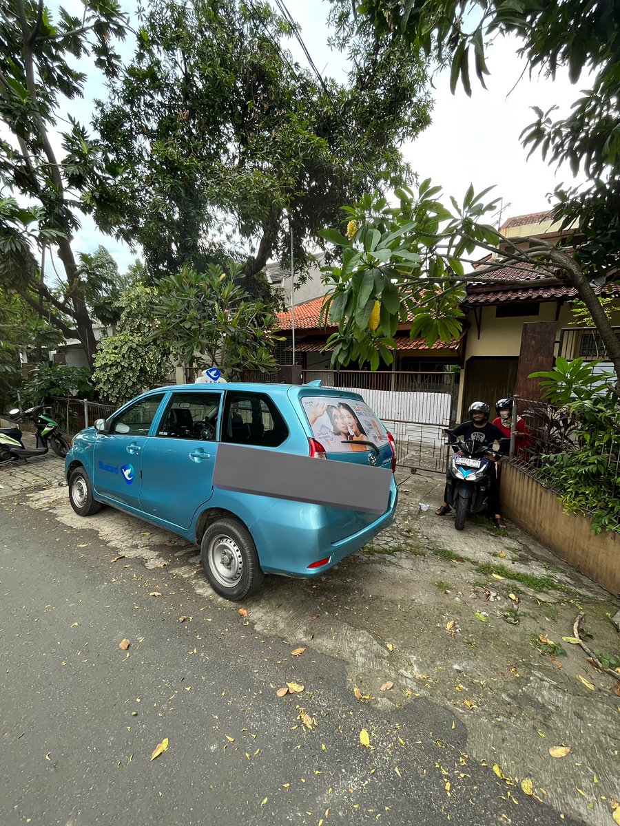 hedithp's tweet photo. Tolong banget @Bluebirdgroup drivernya diedukasi lagi. Ya kali parkir depan rumah literally DEPAN PINTU. Ngakunya “saya baru bu, saya nggak tau,” wkwkwkwkwk nggak tau kalo itu pager rumah orang??? Udah mana mobilnya ditinggal WKWKWKWKWKWKWK OTAKNYA DITINGGAL DI RUMAH????? https://t.co/lM8tobXm26