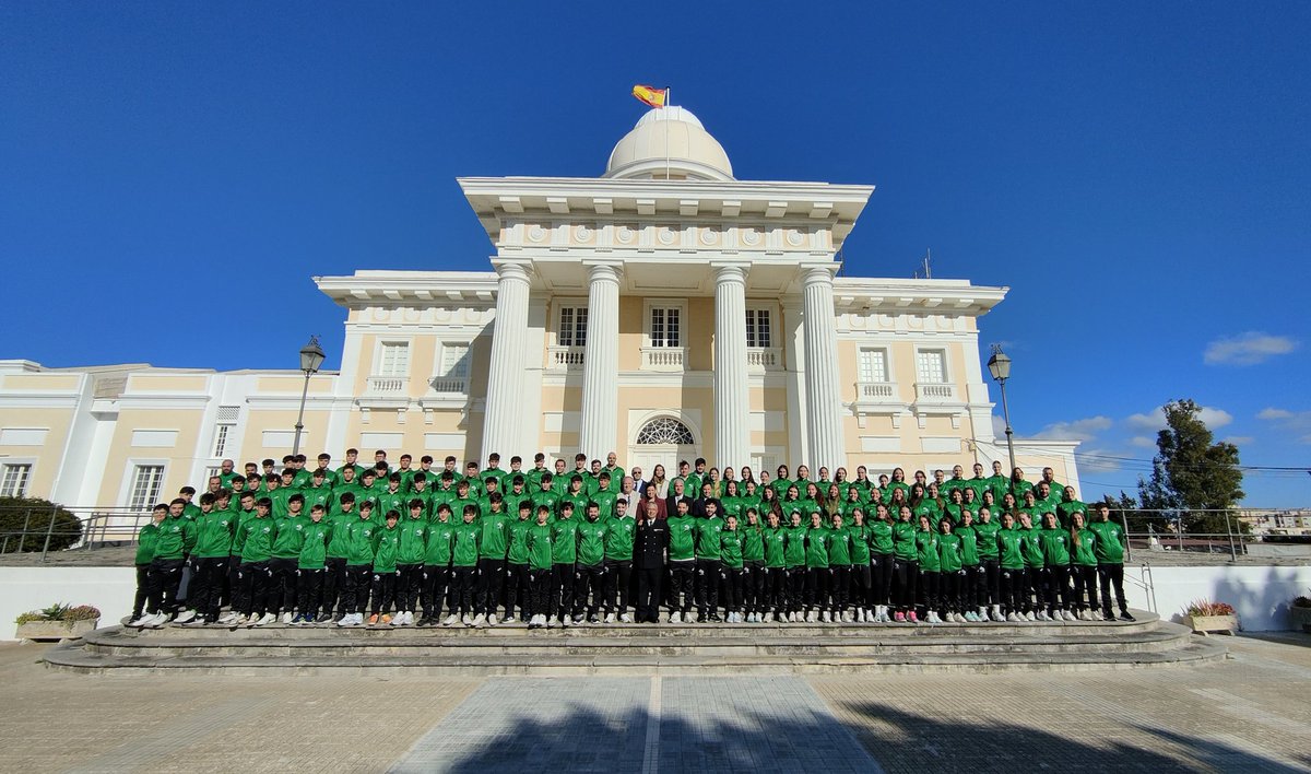 𝐍𝐔𝐄𝐒𝐓𝐑𝐎𝐒 𝐄𝐐𝐔𝐈𝐏𝐎𝐒 💚🤍

📸 La foto oficial de nuestras selecciones andaluzas <a href="/cesabm2025CAT/">CESA Catalunya 2025</a> ha tenido lugar en el Real Instituto y Observatorio de la Armada, el observatorio más antiguo de España 🔭

Gracias a <a href="/Armada_esp/">Armada</a> y @AytoSanFernando por brindarnos un