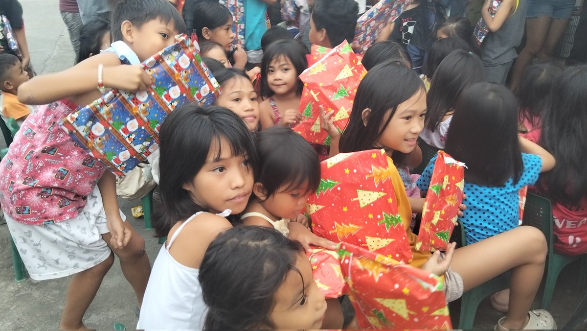 Dianah143's tweet photo. "Grateful for the opportunity to bring smiles to the faces of this wonderful kids this Christmas. Their joy is contagious, and it fills our hearts with warmth. Wishing everyone a holiday season filled with love, laughter, and cherished moments.
#ChristmasSpirit #GratefulHeart #HolidayCheers
@XRP_FLR_SGB @jeffvflynn  @Cisckid
#FlareNetwork #Flare #SongbirdNetwork #cryptocurrency #DeFi #NFTs #SGB #nftcommunity #Xrpcommunity #Nfts
