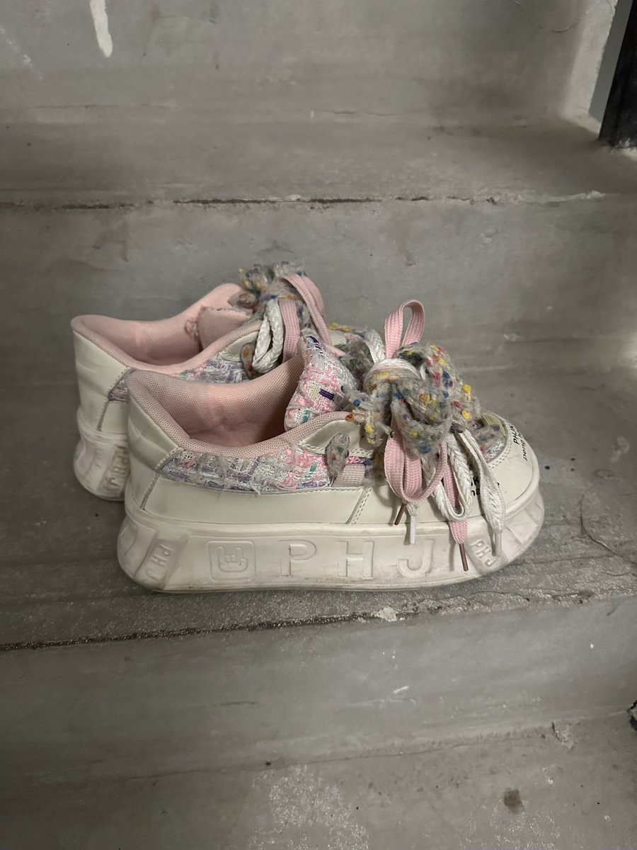 高中小妹妹回访。 虽然你把鞋放到鞋盒里了，但还是逃不过被射的命运。穿到发黑的鞋垫完全和你少女的外表形成反差， 再穿出去时，要多走些路，好好把石楠花味浸入脚丫 #原味 #扫楼打胶  #恋物癖 https://t.co/flPW3577ba
