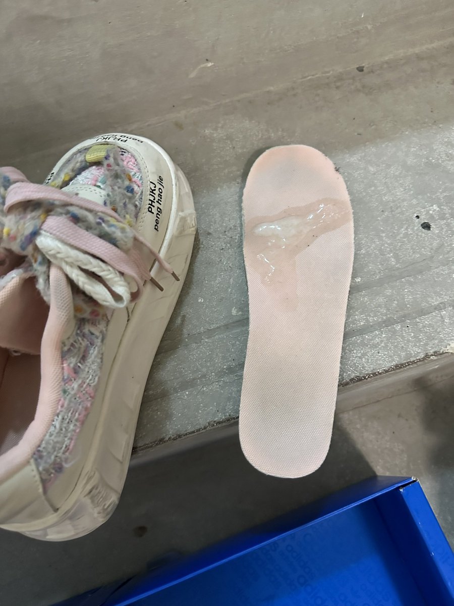 高中小妹妹回访。 虽然你把鞋放到鞋盒里了，但还是逃不过被射的命运。穿到发黑的鞋垫完全和你少女的外表形成反差， 再穿出去时，要多走些路，好好把石楠花味浸入脚丫 #原味 #扫楼打胶  #恋物癖 https://t.co/flPW3577ba