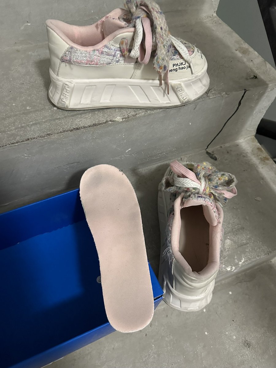 高中小妹妹回访。 虽然你把鞋放到鞋盒里了，但还是逃不过被射的命运。穿到发黑的鞋垫完全和你少女的外表形成反差， 再穿出去时，要多走些路，好好把石楠花味浸入脚丫 #原味 #扫楼打胶  #恋物癖 https://t.co/flPW3577ba