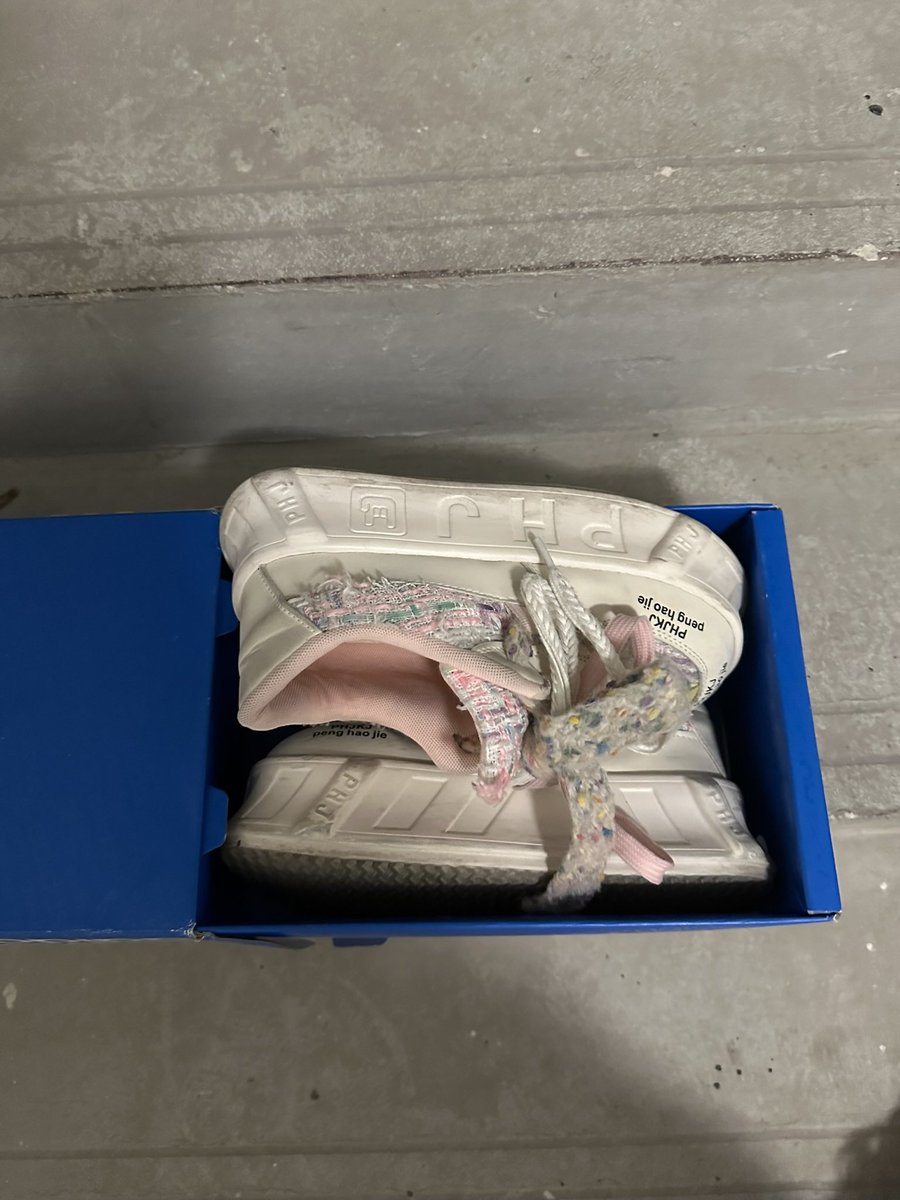 高中小妹妹回访。 虽然你把鞋放到鞋盒里了，但还是逃不过被射的命运。穿到发黑的鞋垫完全和你少女的外表形成反差， 再穿出去时，要多走些路，好好把石楠花味浸入脚丫 #原味 #扫楼打胶  #恋物癖 https://t.co/flPW3577ba