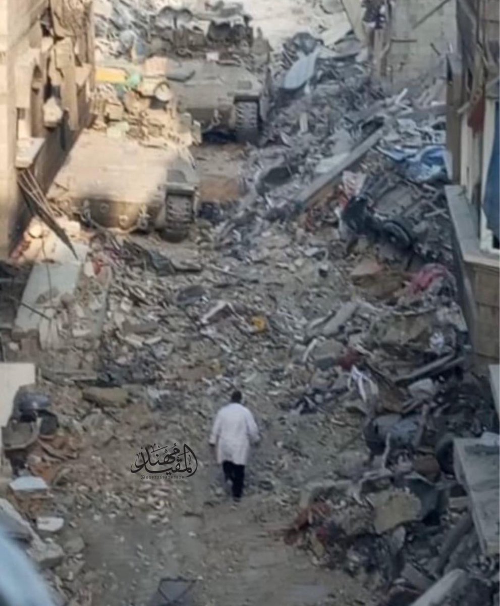 Bu fotoğrafı asla unutmayın..!!

Hastane müdürü Gazzeli Dr. Hosam Abou Sayfiye tek başına ve silahsız tanklara karşı dimdik ayakta duruyor..

Bunları tarih asla unutmayacak, bunlar ümmetin Gazzeyi tek başına bıraktığı kanıtıdır..!!