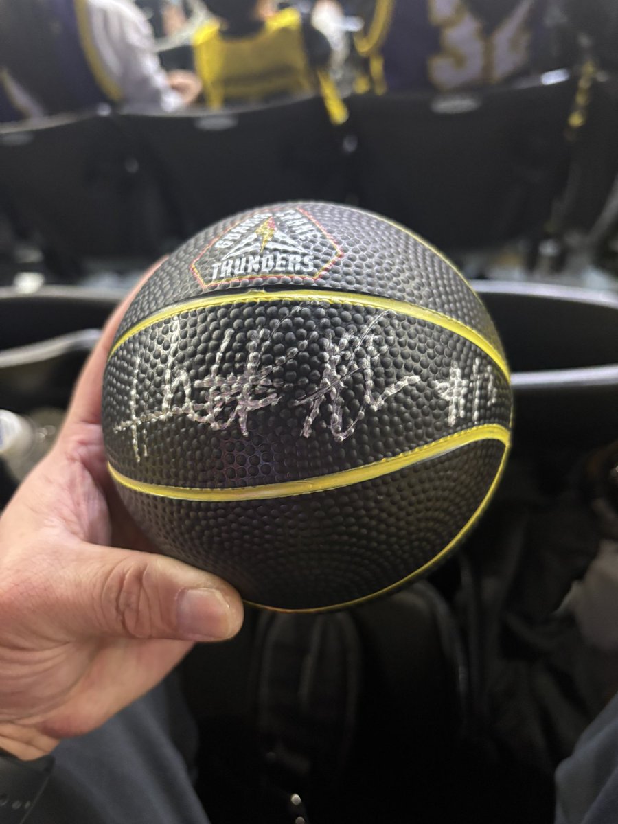 今日ヤバイ！！
入場特典のパーカーのサイン＋マシューボール😍💦