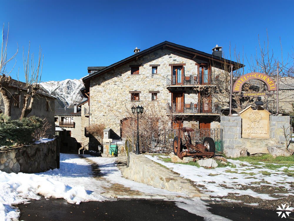 Los vecinos de Cerler indignados por el cierre de la mejor taberna del pueblo, porque es donde desayunan y comen Pedro Sánchez y su mujer, durante sus  vacaciones. 

El lujoso Hotel Cornell también ha cerrado sus puertas para atender de manera exclusiva, a la pareja presidencial