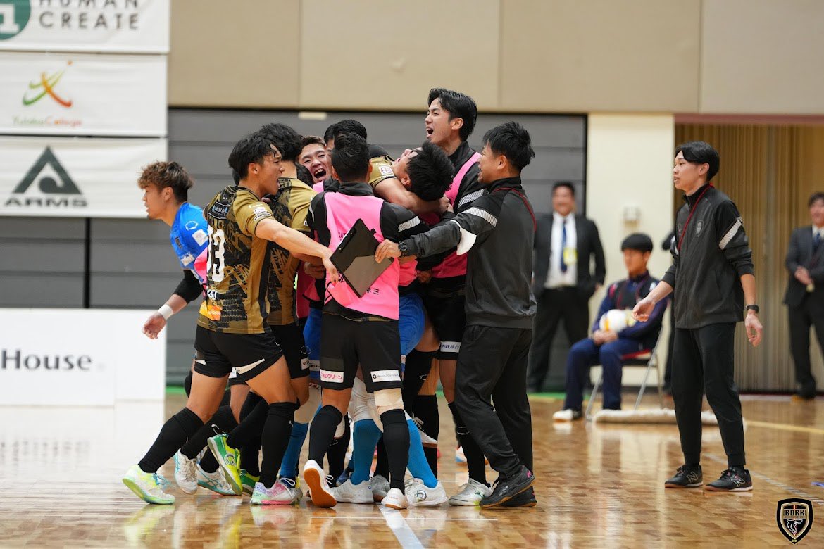Isaac_kushiyama's tweet photo. 今シーズンホーム初勝利🔥

残り34秒で決勝ゴール！！
決めた瞬間の会場との一体感が本当に最高でした！
12月は負けなしです！

たくさんの応援ありがとうございました🔥🐺
皆さん良いお年を🙏
#ボルクバレット北九州
#Fリーグ https://t.co/vbfTnEDeZ5