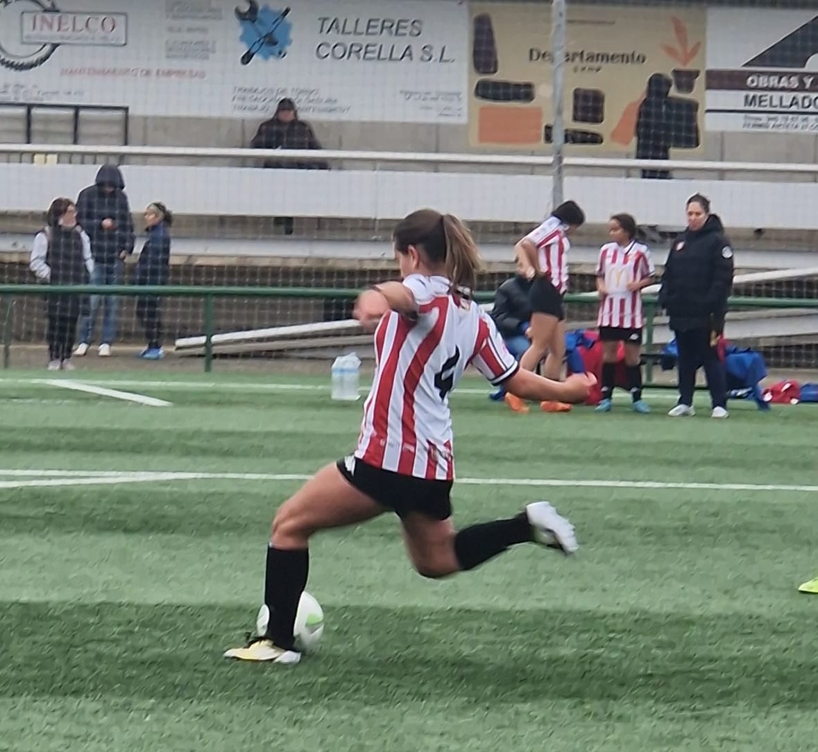 SDLogrones's tweet photo. COSECHA |🇦🇹

A falta de competiciones oficiales, nuestra #cosecha sigue disfrutando en estas fechas navideñas.

🌲 Torneo del CD Varea ➡️ gran papel de nuestra escuela #logroñines

⛄ Torneo de Corella ➡️ el femenino F8 llegó hasta semifinales.

#15AñosContigo https://t.co/aHkSaa7UCp