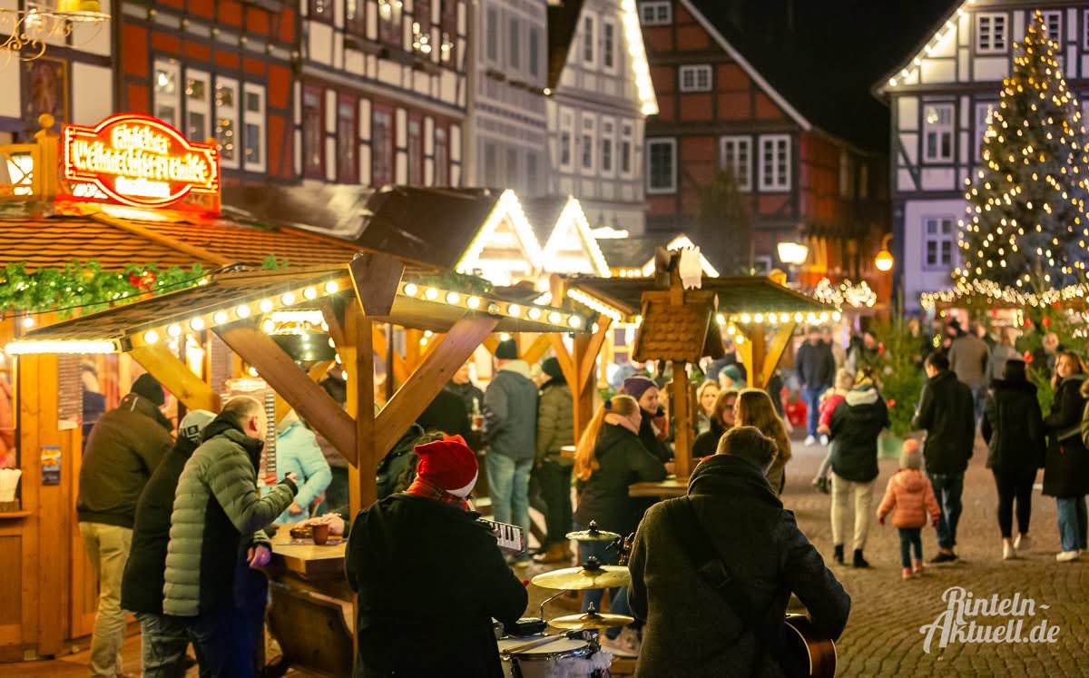 Heute, 29.12., ist Endspurt auf dem Rintelner Adventszauber. Von 19-22 Uhr spielt die Tanz- und Showband „Brisant“ zum Abschluss des diesjährigen Weihnachtsmarktes. (Symbolfoto)