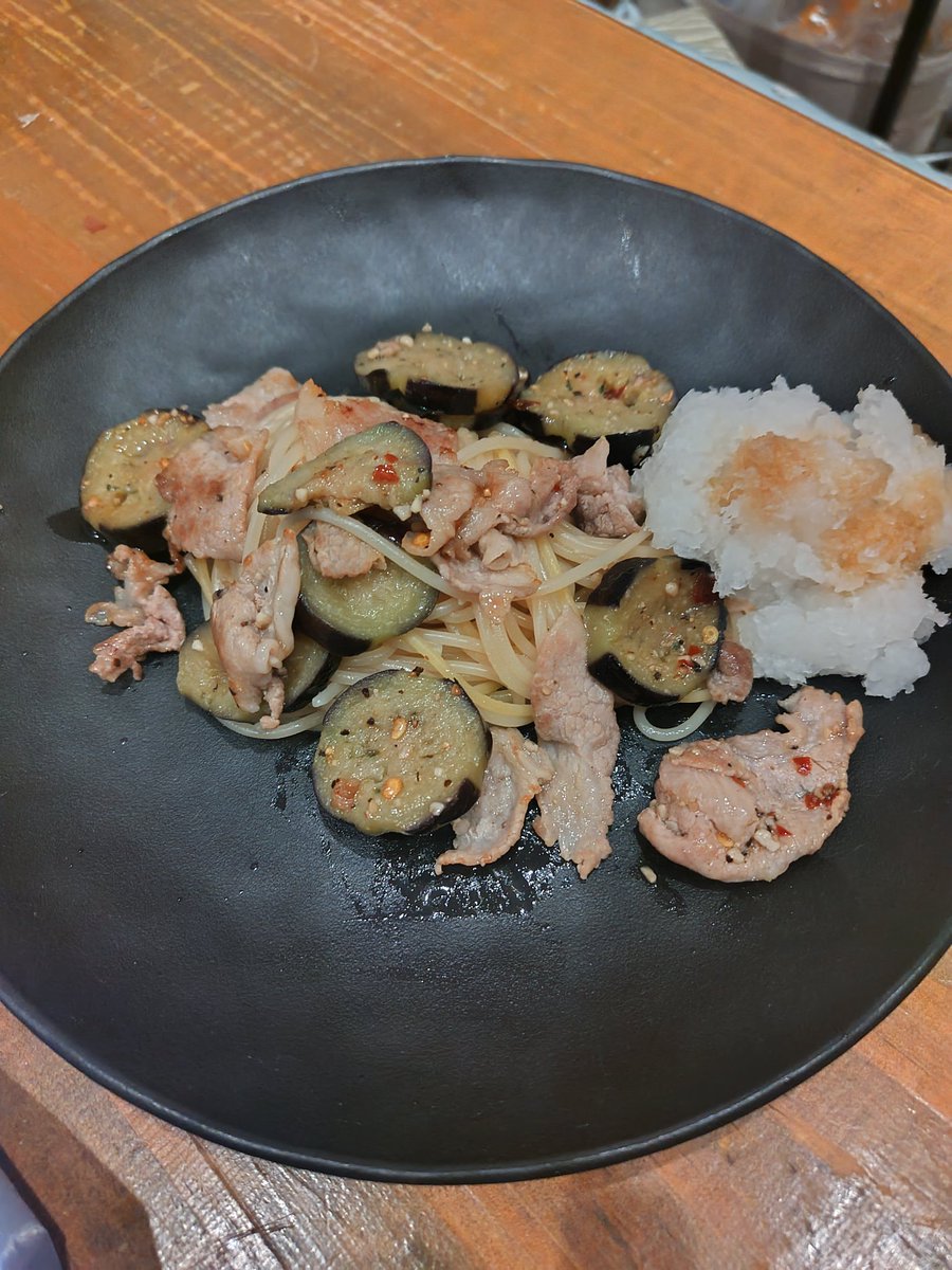 LyckaRiff's tweet photo. 【豚肉と茄子のポン酢パスタ おろし添え】

味満足度 ★★★☆ 3.5

妻リクエスト。

#料理男子 #料理好き #料理 #料理記録 #パスタ #スパゲッティ #イタリアン #和風パスタ #豚肉 #茄子 #ナス #おろし #大根おろし #今日の晩御飯 https://t.co/aLiF9X84c8