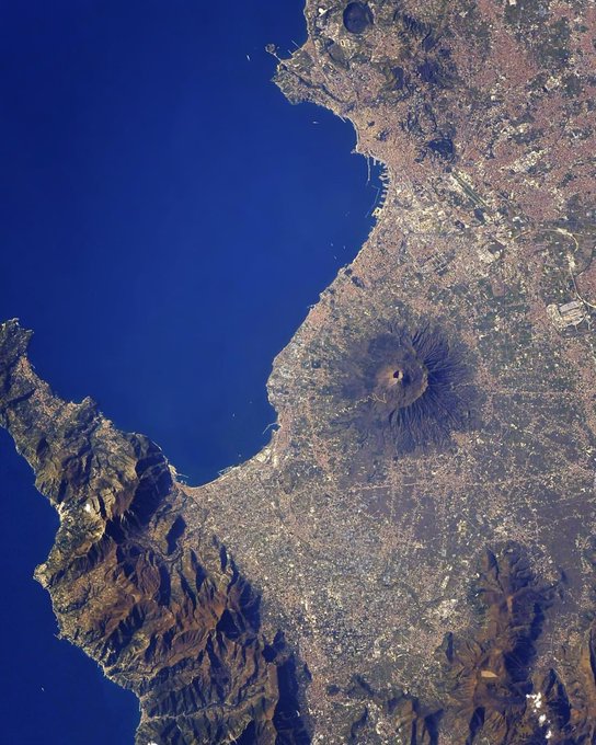 Rainmaker1973's tweet photo. Vesuvius, seen from the International Space Station.

[📸 Andreas Mogensen] https://t.co/XreZvKYz7u
