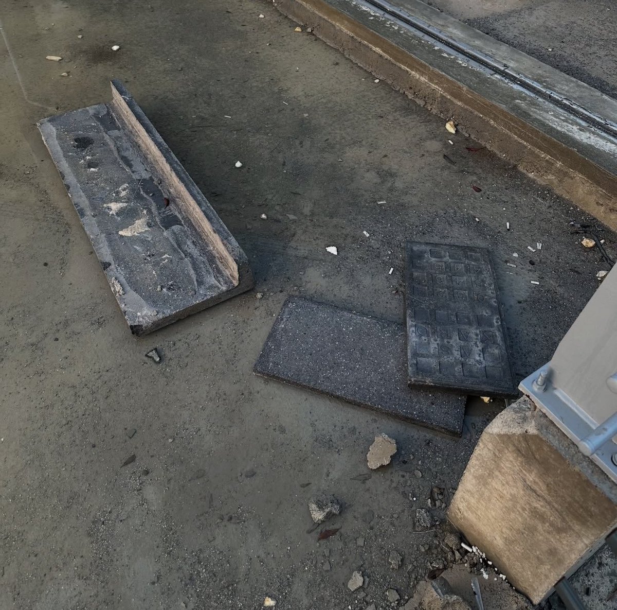 bizadanaliyik's tweet photo. 4 ay önce açılan Çukurova Havalimanı’nda OTOPARK ve ULAŞIM çilesi bitmiyor. ‼️

➡️Sizlerin bu konu hakkında yorumları ve tecrübeleri neler?

⛔️ Kapalı otoparkta her daim yer yok. Çok sık seyahat eden biri olarak, dün ailece havalimanına geldik ve yine kapalı otoparkta yer yoktu, açık otoparka yönlendiriliyor. 🤯

💦 Açık otopark yağmurdan dolayı su içinde. Havalimanına ulaşmak için doğru düzgüb bir yürüyüş yolu yok, ıslak toprakların arasından geçtikten sonra merdivenlerden bavulları çıkartıyorsunuz. Sonrasında suya girmemek için taşlara basmaya çalışarak bavulları taşıyorsunuz. ‼️

💸 Yaşlısı var, çocuğu var, engellisi var, bu yollar kabul edilebilir değil. Bir de bu açık otopark ücretli ve hiç de ucuz değil.

Kapalı otoparkta yer olsa dahi, yer azlığından dolayı, kenarlara, köşelere, hatta koridorları kapatarak, park edip giden o kadar çok kişi var ki, otoparka girmek çıkmak tam bir çile. 🅿️ Yanlış parkeden araçlar çekilmiyor, ceza kesilmiyor. ⛔️ Kapalı otoparkta yer ararken uçağı kaçıranlar bile oluyor. Yepyeni bir havalimanının kapalı otoparkı nasıl bu kadar yetersiz olur. ⁉️

Havamaş’la ilgili ayrı şikayetler var. 😡 Uçak inince kalkmıyor, başka uçakların da inip otobüsün dolmasını bekliyor, aynı dolmuş gibi. 🚐. 1 saati geçmiş olmasına rağmen kalkmadığı bir tecrübe yaşadım, neden kalkmıyor dendiğinde taksiyle gidin diye tersleniyorsunuz, tamam taksiyle gideyim dediğinizde ödediğiniz havamaş ücretini geri ödemiyorlar. Otobüs yok, metro yok, hiçliğin ortasındasınız. Ulaşım tam bir kabus😔 @adanadacocukolmak 

Madem böyle bir havalimanı yaptınız, vatandaşı da düşünmek durumundasınız!