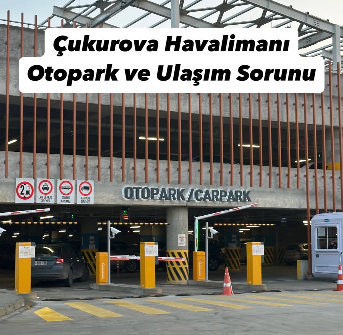 bizadanaliyik's tweet photo. 4 ay önce açılan Çukurova Havalimanı’nda OTOPARK ve ULAŞIM çilesi bitmiyor. ‼️

➡️Sizlerin bu konu hakkında yorumları ve tecrübeleri neler?

⛔️ Kapalı otoparkta her daim yer yok. Çok sık seyahat eden biri olarak, dün ailece havalimanına geldik ve yine kapalı otoparkta yer yoktu, açık otoparka yönlendiriliyor. 🤯

💦 Açık otopark yağmurdan dolayı su içinde. Havalimanına ulaşmak için doğru düzgüb bir yürüyüş yolu yok, ıslak toprakların arasından geçtikten sonra merdivenlerden bavulları çıkartıyorsunuz. Sonrasında suya girmemek için taşlara basmaya çalışarak bavulları taşıyorsunuz. ‼️

💸 Yaşlısı var, çocuğu var, engellisi var, bu yollar kabul edilebilir değil. Bir de bu açık otopark ücretli ve hiç de ucuz değil.

Kapalı otoparkta yer olsa dahi, yer azlığından dolayı, kenarlara, köşelere, hatta koridorları kapatarak, park edip giden o kadar çok kişi var ki, otoparka girmek çıkmak tam bir çile. 🅿️ Yanlış parkeden araçlar çekilmiyor, ceza kesilmiyor. ⛔️ Kapalı otoparkta yer ararken uçağı kaçıranlar bile oluyor. Yepyeni bir havalimanının kapalı otoparkı nasıl bu kadar yetersiz olur. ⁉️

Havamaş’la ilgili ayrı şikayetler var. 😡 Uçak inince kalkmıyor, başka uçakların da inip otobüsün dolmasını bekliyor, aynı dolmuş gibi. 🚐. 1 saati geçmiş olmasına rağmen kalkmadığı bir tecrübe yaşadım, neden kalkmıyor dendiğinde taksiyle gidin diye tersleniyorsunuz, tamam taksiyle gideyim dediğinizde ödediğiniz havamaş ücretini geri ödemiyorlar. Otobüs yok, metro yok, hiçliğin ortasındasınız. Ulaşım tam bir kabus😔 @adanadacocukolmak 

Madem böyle bir havalimanı yaptınız, vatandaşı da düşünmek durumundasınız!