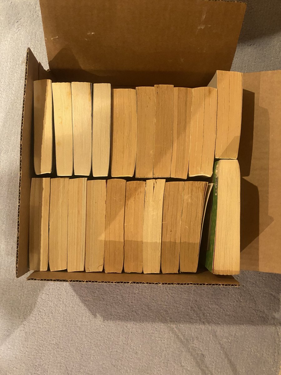 Ein kleines Paket für den öffentlichen Bücherschrank. 

Denn man wirft keine Bücher weg… 📕
