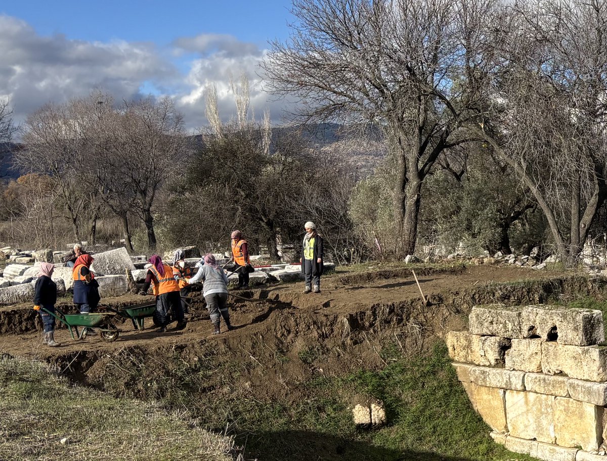 BilalSogut's tweet photo. Lagina’da #geleceğemiras projesi kapsamında çalışmalarımız devam ediyor. 

@TCKulturTurizm @mehmetersoytr @birolincecikoz @tcmuglavaliligi @idrisakbiyik @kvmgm @yataganbel @muglayikob @_Stratonikeia_  @labraunda2024 @issanat @arkeolojihaber 

#stratonikeia #lagina #labraunda https://t.co/Vt7yvjFA65