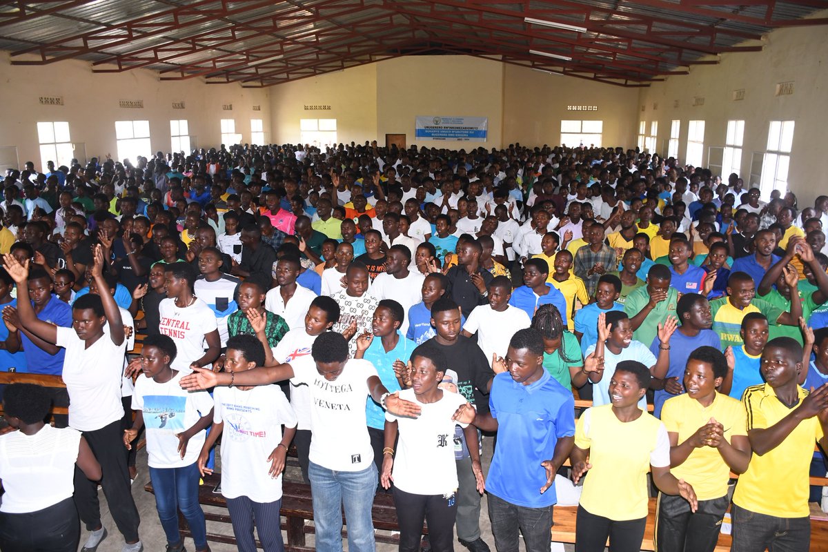 Nyamagabe's tweet photo. Muri Ecole des Sciences Nyamagabe, hakomereje ibikorwa by'Itorero Inkomezabigwi 12 no gutuma Intore ku Rugerero rudaciye Ingando.
Byitabiriwe n'urubyiruko rusaga 1400 rwarangije amashuri yisumbuye mu mwaka wa 2023-2024 rwaturutse mu Mirenge yose igize Akarere. https://t.co/TAs2Sk5Qiy