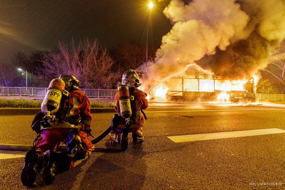 PompiersParis's tweet photo. 🚨[#Intervention] Dans la nuit de vendredi à samedi, un bus a pris feu à Paris 16.

🔥 Face à une carburation hybride électrique-diesel, 3 lances dont une grande puissance et une canon option mousse ont été nécessaires pour venir à bout des flammes. https://t.co/QgYN3VzlDk