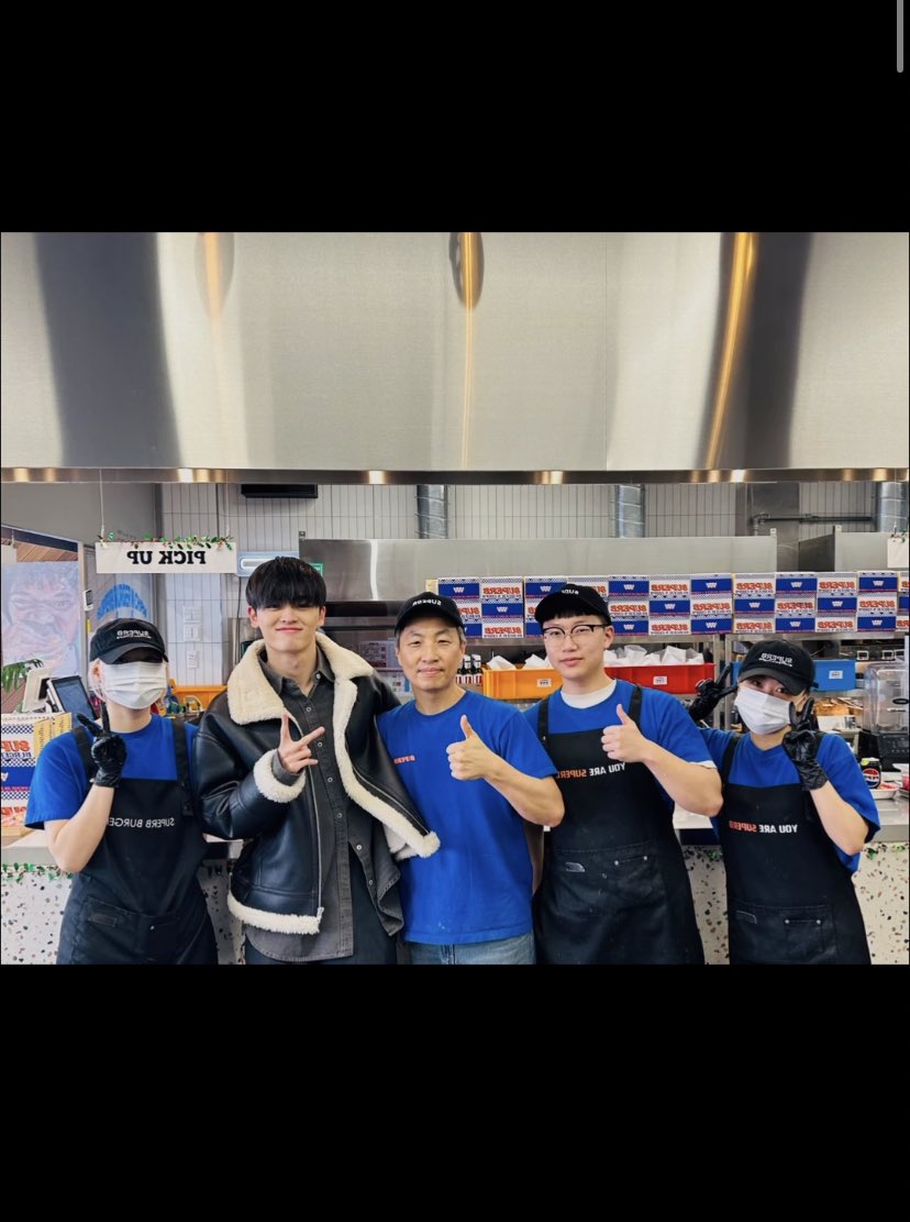 AHNJUNWON7's tweet photo. junwon apparently owns a burger shop ??😭😭 this is so random 

#ahnjunwon #project7 https://t.co/8Kg1iedor8