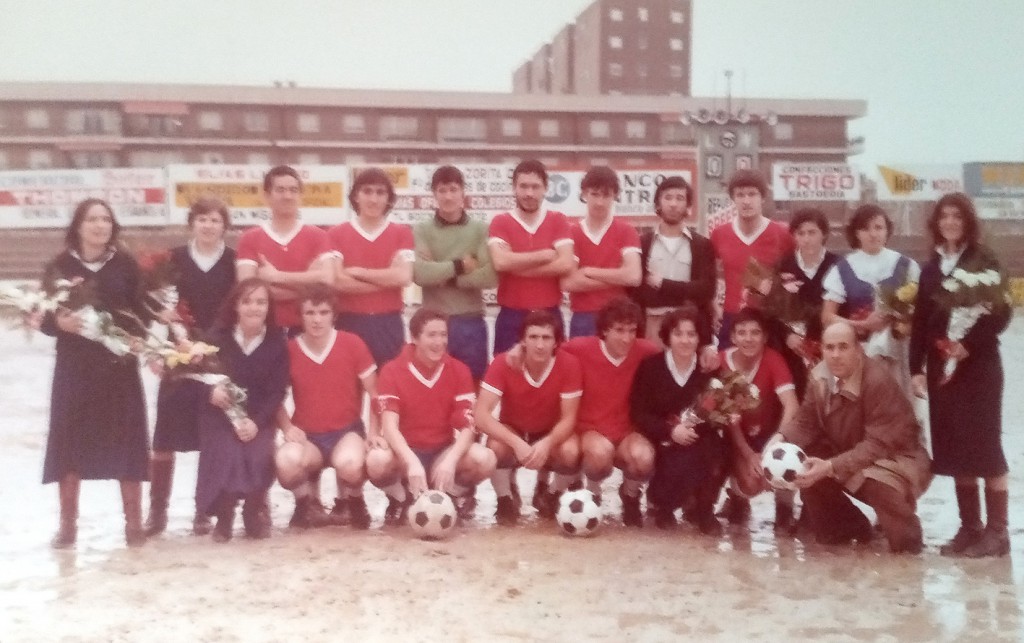 Los partidos navideños
#futbolcentenariotalavera 

En otra época era habitual organizar partidos en fiestas navideñas. Aquí traemos el homenaje a Lázaro Alcaide en encuentro amistoso entre San Prudencio, Talavera CF y Talavera amateur