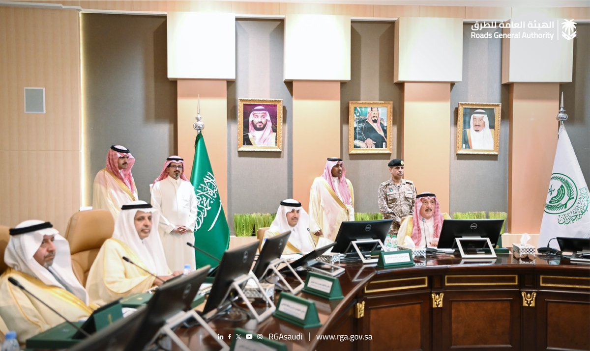 صاحب السمو الملكي الأمير محمد بن ناصر بن عبد العزيز أمير منطقة #جازان يُدشن 9 مشاريع للطرق بالمنطقة، بتكلفة 807 مليون ريال، وذلك بحضور معالي الوزير ورئيس مجلس إدارة الهيئة العامة للطرق <a href="/SalehAlJasser/">صالح الجاسر</a>