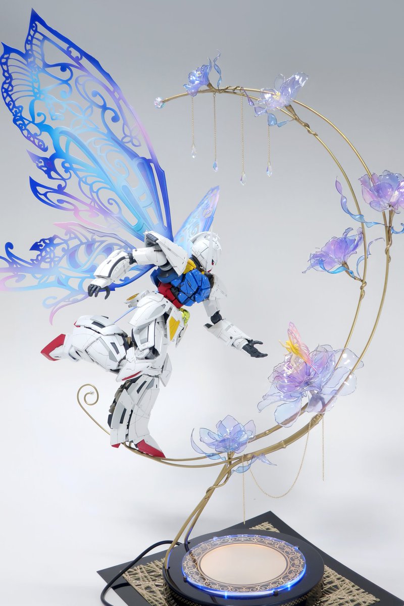 #白背景で見せる

いつもは月光蝶🦋が映えるように黒背景ポストが多かったのですが、白背景でも写真撮ってました😁✨