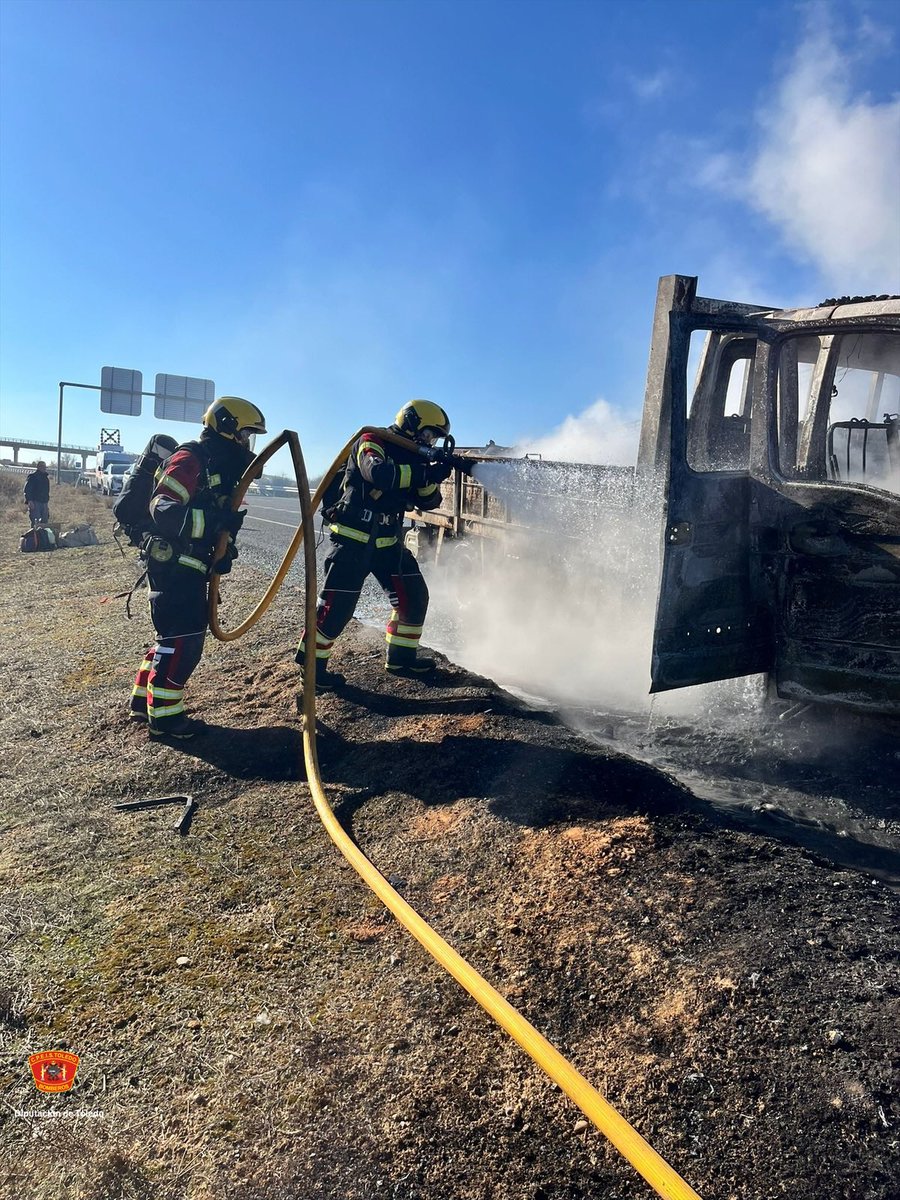 cpeistoledo's tweet photo. 📍Incendio vehículo 🔥🚚 Bargas A-40 km 124
Extinción de un camión de obra totalmente calcinado
Refrigeración y sellado con espuma
Interviene @CpeisToledo #GuardiaCivil062 #mantenimientocarreteras
#CpeisToledo
#Bomberos https://t.co/gJvzBPLzE0