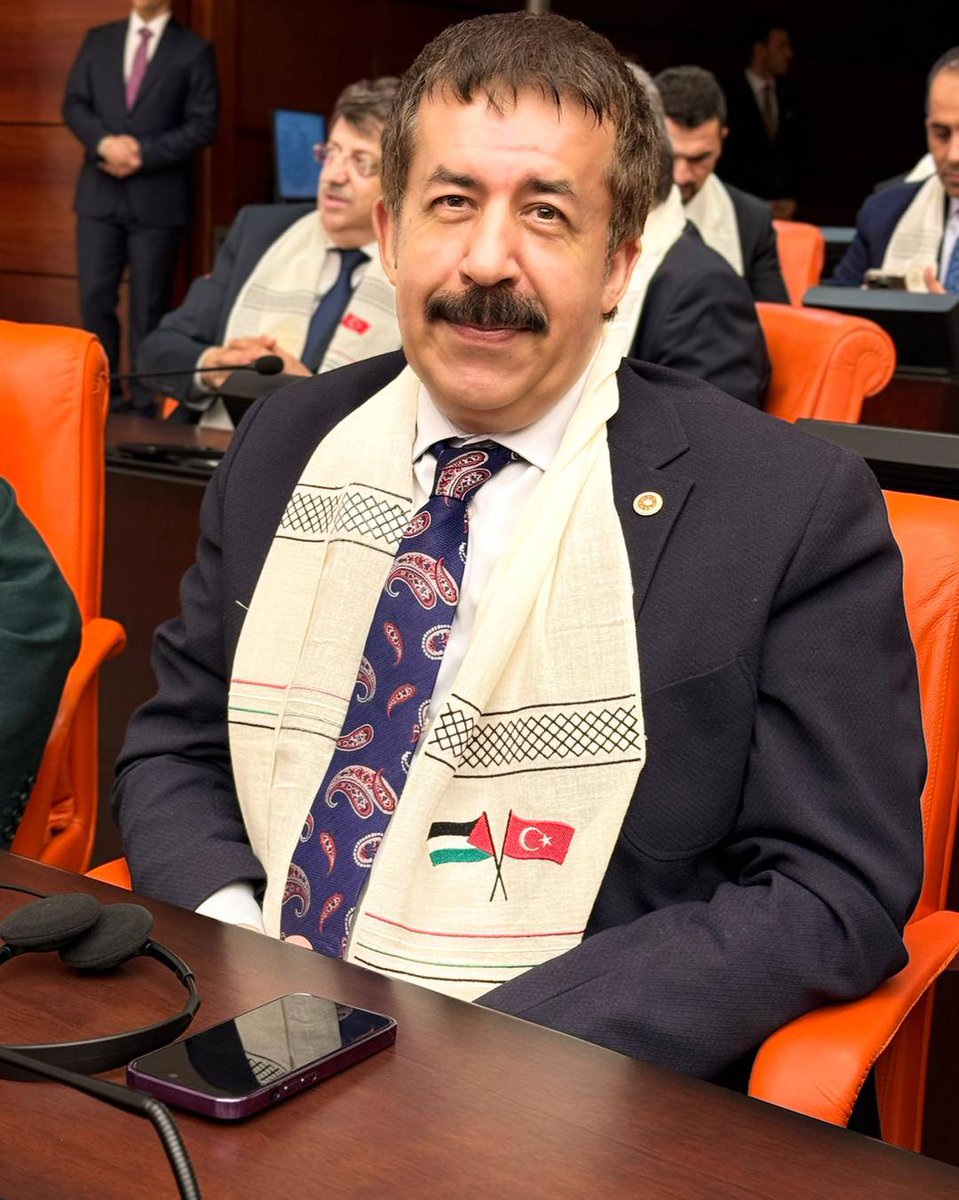 Tanıştırayım, Abdurrahim Fırat.
Vatana ihanetten asılarak idam edilen şeyh said'in torunu. Aynı zamanda da Akp Erzurum Milletvekili.
said'e laf söyleyen herkese dava açan kişi de işte bu.
Tanıyın istedim.