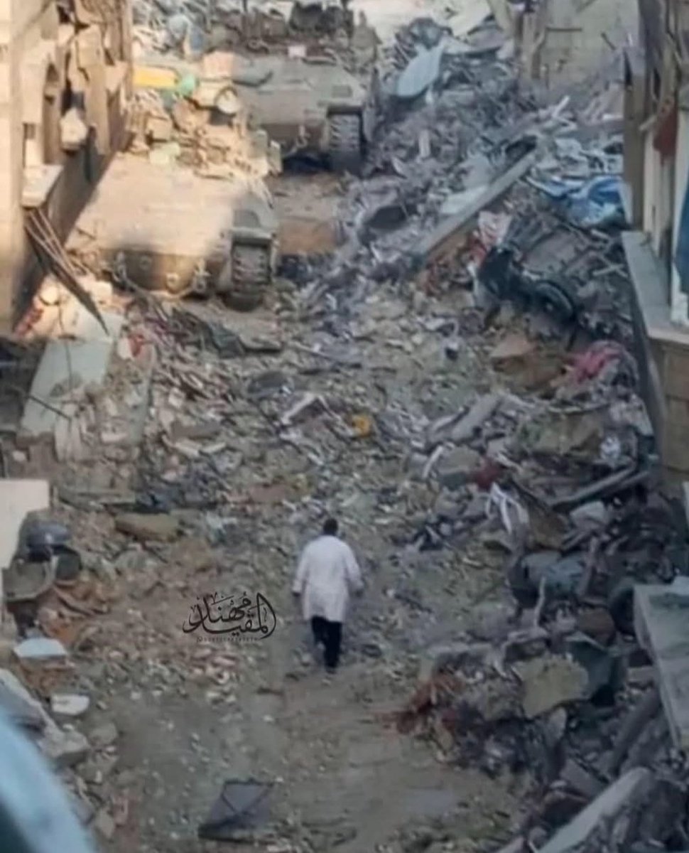 CucchiRiccardo's tweet image. Questa è l&apos;ultima foto disponibile del Dott. Abu Safiya. È tra le macerie dell&apos; ospedale Kamal Adwan a #Gaza Nord di cui era Direttore Sanitario. Dopo l&apos; arresto da parte dell&apos; esercito israeliano di lui non si hanno più notizie.
#Genocidio 
#29dicembre