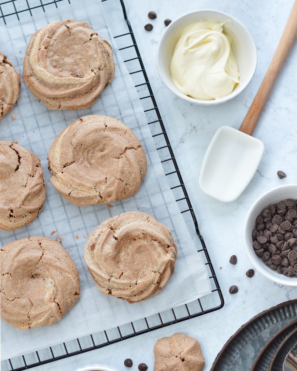 New Year’s dessert? Done! 🎉 Mini chocolate and salted caramel pavlovas—crispy outside, soft inside, and perfect for sharing Who’s ready for a treat? 🍫✨

Click here for the full recipe: bit.ly/4a9icQF

#saltedcaramel #newyears #partyfoodideas