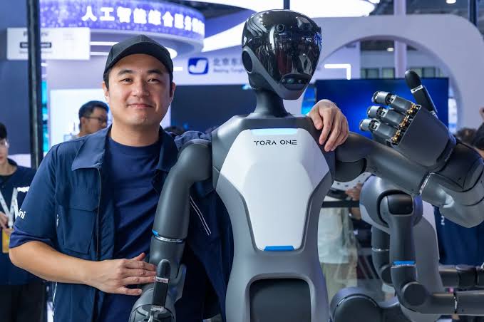 JaikyYadav16's tweet image. कल एक साथी ने यह दो तस्वीरें शेयर की Robot वाली के ऊपर China लिखा और Jay Bhim वाली के ऊपर India लिखा,
दरअसल जिस मित्र ने यह पोस्ट लिखा वह ब्राह्मण हैं।
यदि हम चीन से टेक्नोलॉजी और इंफ्रास्ट्रक्चर में पीछे हैं तो इसके पीछे "जय भीम" वजह नहीं है बल्कि वजह यह है कि
इस देश की लगभग…